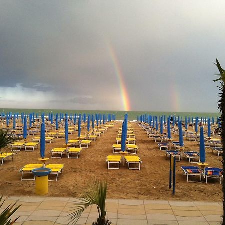 Piccolo Moderno Appartamento Sulla Spiaggia In Centro Лидо ди Йезоло Екстериор снимка