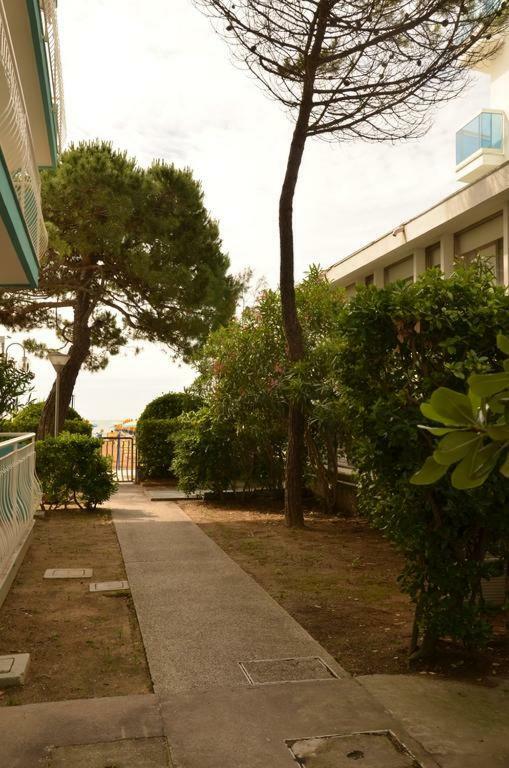 Piccolo Moderno Appartamento Sulla Spiaggia In Centro Лидо ди Йезоло Екстериор снимка