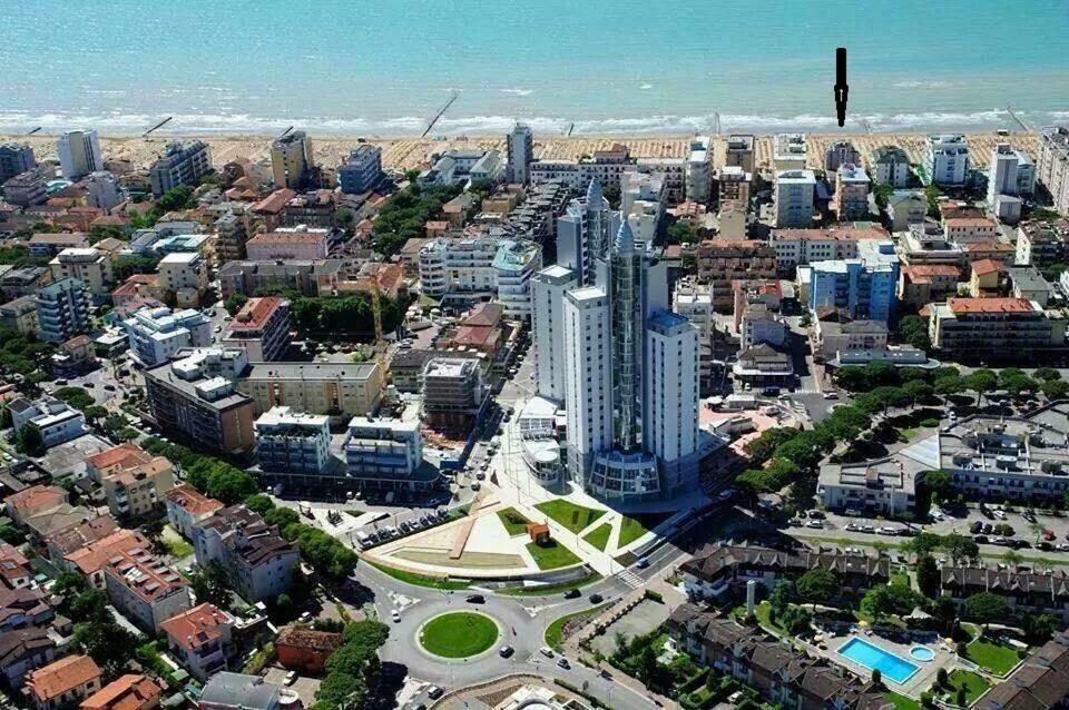 Piccolo Moderno Appartamento Sulla Spiaggia In Centro Лидо ди Йезоло Екстериор снимка