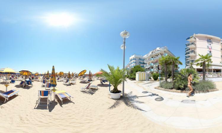 Piccolo Moderno Appartamento Sulla Spiaggia In Centro Лидо ди Йезоло Екстериор снимка