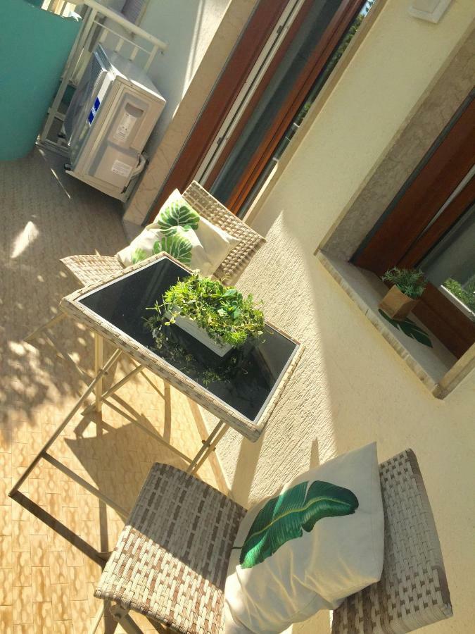 Piccolo Moderno Appartamento Sulla Spiaggia In Centro Лидо ди Йезоло Екстериор снимка